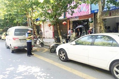 私家車(chē)“霸占”公交候車(chē)亭,罰! 私家車(chē)“霸占”公交候車(chē)亭,罰!