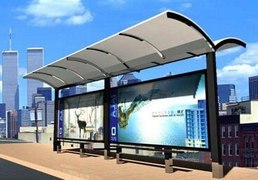 河北承德一公交候車亭燈箱破裂 河北承德一公交候車亭燈箱破裂