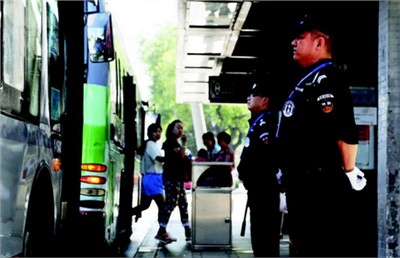 山西太原公交候車亭配備安全人員 山西太原公交候車亭配備安全人員